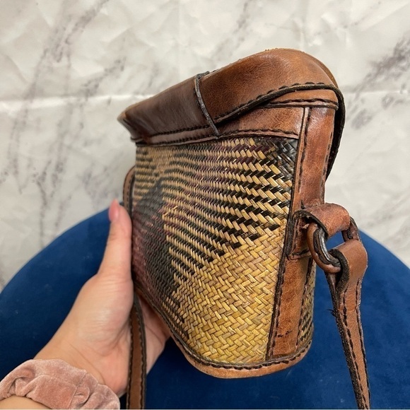 VINTAGE 80s Handmade Leather and Rattan Woven Crossbody Bag - Picture 10 of 14